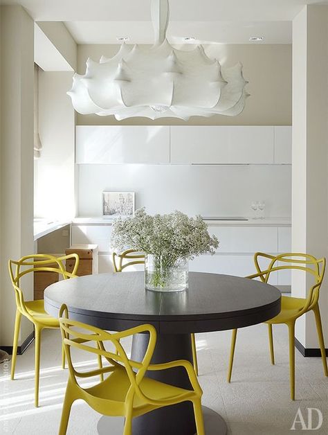 Flos Zeppelin, Modern Scandinavian Interior, Dark Wood Table, Unique Dining Room, Minimalist Dining Room, Yellow Chair, Scandinavian Style Interior, Beautiful Interior Design, Dining Room Chandelier