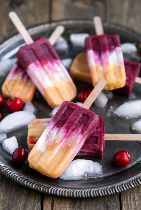 Roasted Peach and Cherry Coconut Popsicles - The Forked Spoon Popsicles Recipes, Resep Oatmeal, Vegan Popsicles, Hemgjord Glass, Healthy Popsicle Recipes, Coconut Popsicles, Summer Popsicles, Healthy Popsicles, Cherry Coconut