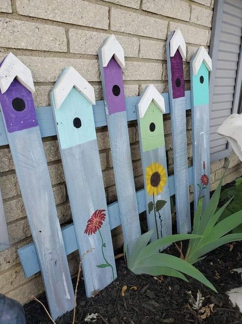 Fence Board Crafts, Picket Fence Crafts, Recycled Yard Art, Yard Art Crafts, Garden Fence Art, Diy Spring Crafts, Barn Wood Projects, Diy Fence, Garden Decor Projects