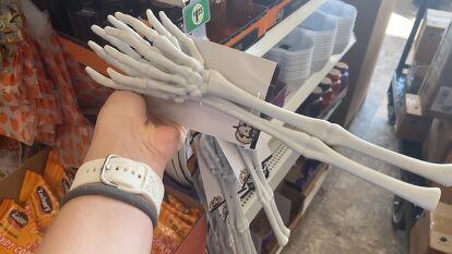 How to Create Bone-Chilling Halloween Decor With Skeleton Arms | Hometalk Dollar Tree Skeleton Hands, Plastic Skeleton Crafts, Diy Skeleton Decor, Hand Holding Candle, Diy Halloween Skeleton, Halloween Mirror, Gothic Crafts, Skeleton Arm, Diy Skulls