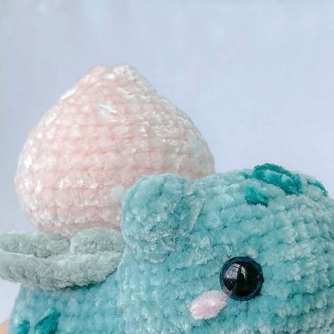 Crocheted By El ･ᴗ･ on Instagram: "🍓 Strawberry Bulbasaur 🍓 ◠ I have finally made my first official Pokémon plush! I’ve wanted to make a Pokémon for a very long time so I’m excited to show you what I created ヽ(´▽｀)ノ🤍 Have a wonderful weekend🤍 ◠ ▫️: Click link in bio to find patterns/ plushie order form ▫️: Pattern credit: @crochetedbyel ▫️: Inspiration credit: 🍓 ◠ #crochet #crocheted #crocheter #crochetersofinstagram #crochetaddict #crochetersofig #amigurumi #plush #plushiesofinstagram #cro Crochet Pokemon Pattern Free Bulbasaur, Crochet Bulbasaur Pattern, Crochet Bulbasaur Pattern Free, Strawberry Bulbasaur, Bulbasaur Crochet Pattern Free, Bulbasaur Crochet Pattern, Plush Crochet Pattern Free, Crochet Bulbasaur, Plushie Pokemon