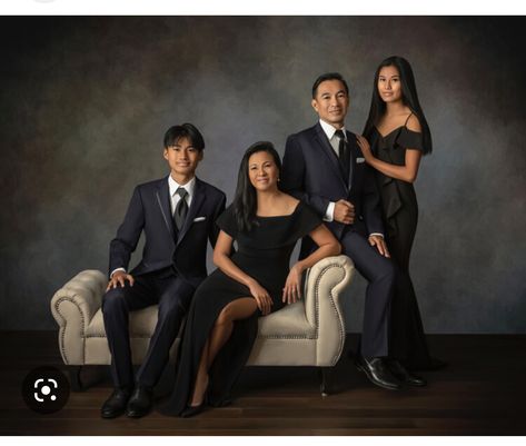 Glam Family Photoshoot, Family Portrait Photography Poses, Adult Family Poses, Classy Family, Adult Family Photos, Indoor Family Photography, Fun Family Portraits, Studio Family Portraits, Family Photo Studio