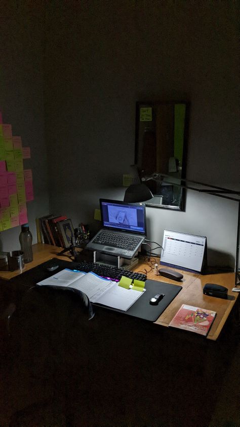 Small Room Setup, Bedroom Workspace, Basic Computer Programming, Study Desk Decor, Computer Desk Setup, Desktop Setup, Medical School Motivation, Desk Inspiration, Retro Room