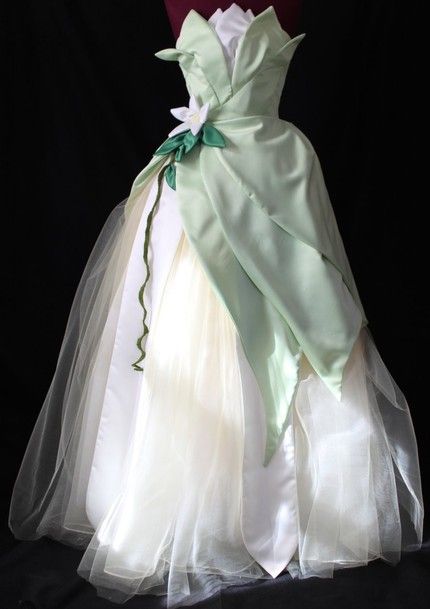 princess tanya dress Fantasy Princess Dress Aesthetic, Fantasy Princess Dress, Green Princess Dress, Princess Tiana Costume, Princess Tiana Dress, Tiana Costume, Fairy Princess Costume, Princess Dress Fairytale, Fairy Gown