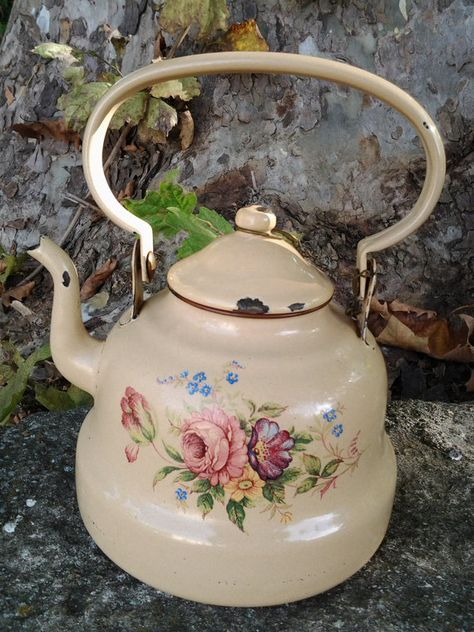 Enamel Kettle, Vintage Kettle, Teapot Crafts, French Enamelware, French Tea, Painted Teapot, Enamel Teapot, Enamel Ware, French Country Design