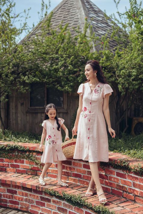 Mommy Daughter Dresses, Dress Couple, Mom Daughter Outfits, Eastern Dresses, Mother Daughter Outfits, Kids Dress Wear, Fancy Dress For Kids, Mommy Style, Mother And Daughter