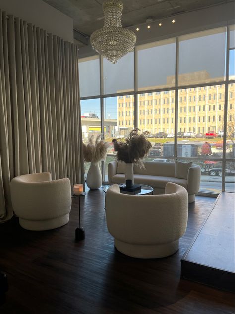 Salon Lounge Interior Design, Salon Waiting Room Ideas, Salon Studio Suite Interior Design, Hair Salon Waiting Area, Modern Salon Suite, Salon Waiting Area Ideas, Salon Waiting Area, Salon Suite Decor, Suite Decor