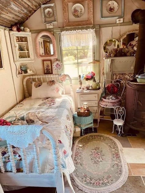 French Cottage Core Bedroom, Romantic Minimalist Bedroom, Grandma Core Room, Grandma Room Aesthetic, Grandma Bedroom, Fresh Home Decor, Fresh Bedroom, Camera Vintage, Shabby Chic Room