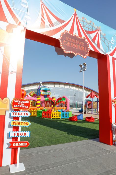 Carnival Entrance Decor, Amusement Park Decorations, Christmas Carnival Theme, Carnival Event Decor, Dekor Panggung Pentas Seni, Carnival Theme Event, Carnival Theme Decor, Carnival Entrance, Carnival Games Ideas