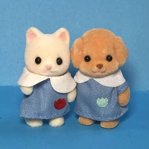 Cute Duo Pfp, Sylvanian Family Png, Funny Sylvanian Family, Silly Animal Pictures, Family Hug, Sylvanian Families Photography, Sylvanian Families Bear Family, Sylvanian Family Memes, 달력 디자인