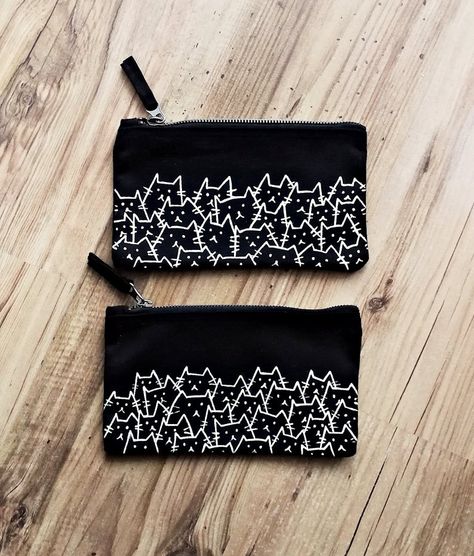 Drawing On Pencil Case, Painting On Pencil Case, Pouch Painting Ideas, Pencil Case Drawing, Pouch Painting, Indigo Bag, Pencil Case Pattern, Custom Pencil Case, Asymmetrical Balance