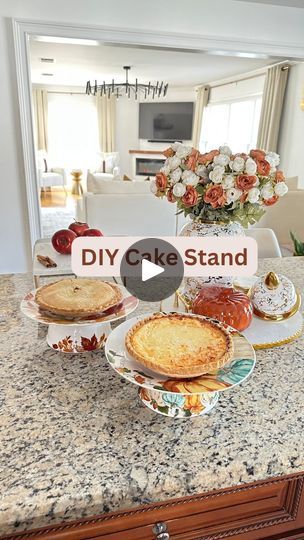 Diy Pie Stand, Fall Diy Ideas, Craft Ideas Dollar Tree, Cake Stand Diy, Fall Plates, Dollar Tree Craft Ideas, Tree Craft Ideas, Cake Plates Diy, Diy Pie