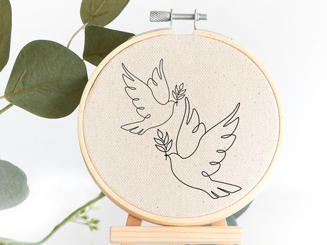 Peace doves embroidery pattern. Modern one line hoop art. Stitch this sweet peace sign design to your favorite tote bag or pillow. #peacedoves #embroiderypattern . #Pigeon_Embroidery #Dove_Embroidery #Embroidery_Journal #Birds_Embroidery Moss Embroidery, Dove Embroidery, Embroidery Journal, Christian Embroidery, Embroidery Shirt, Peace Dove, Bird Embroidery, Sewing Embroidery, Project Planner