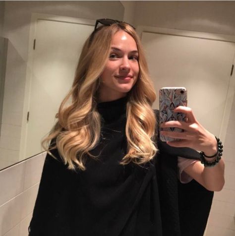 Alexis Knapp, Prince, Blonde, Mirror Selfie, Actresses, Christmas