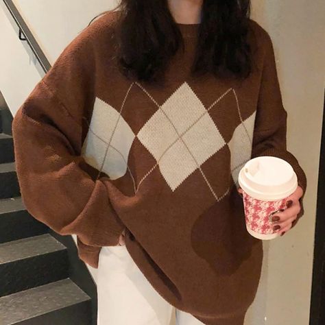 DAINTY BASICS on Instagram: “Wear or tear? 🍂 Tap to shop our Brown Argyle Sweater!” Preppy Mode, Loose Pullover Sweater, Oversize Pullover, Pullover Mode, Pull Oversize, Women Sweaters Winter, Plaid Sweater, Estilo Preppy, Argyle Sweater