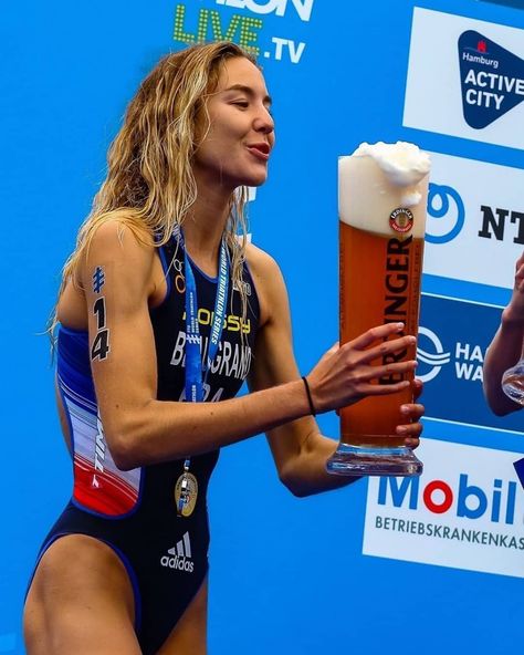 Official Triathlon Babes on Instagram: “#weekendvibes Do you have a friend who loves a beer! 🍺  Triathletes be like. 🍻 #downinonegulp  @triathlonbabes with Cassandre beaugrand 🇫🇷…” Women Triathlon, Triathlon Women, Swim Bike Run, Cheers Photo, Bike Run, Weekend Vibes, Pictures Of You, Triathlon, Sports Women