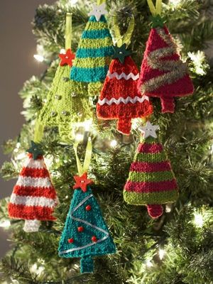 Tiny Tree Ornaments | AllFreeKnitting.com These knitted Christmas ornaments will look absolutely adorable on your holiday pine. Decorate your Christmas tree with mini me's with these Tiny Tree Ornaments. Crocheted Christmas Ornaments, Knit Christmas Ornaments, Knitted Christmas Decorations, Tiny Trees, Crocheted Christmas, Diy Jul, Holiday Knits, Christmas Knitting Patterns, Christmas Cupcakes