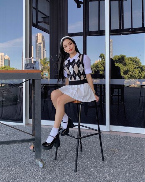 Asian girl in a school uniform inspired, wearing headband and Mary Jane shoes. Giving a Gossip Girl outfit vibe. Marry Jane Outfits, White Mary Janes Outfit, How To Style Mary Janes, Outfits With Mary Janes, Style Mary Jane Shoes, Mary Janes Outfit, Platform Outfit, Marry Jane, Gossip Girl Outfits