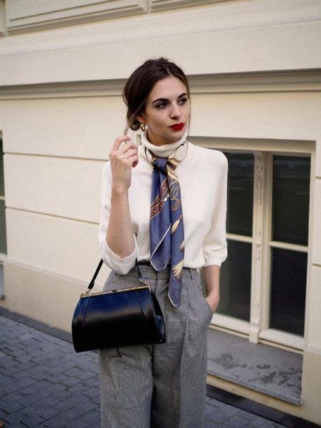 Elegant Ways to Style Your Outfit With Scarf Biały Golf Outfit, Neckerchief Outfit, Silk Scarf Outfit, Look Expensive On A Budget, Stile Preppy, How To Look Expensive, Silk Scarf Style, Look Expensive, Scarf Outfit