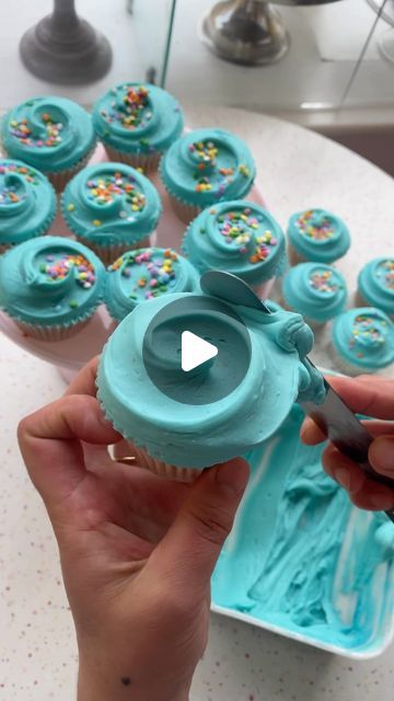 Confetti Cupcakes, Cake Decorating Frosting, Cupcake Frosting, Baking Tips, Cupcakes Decoration, Cupcake Cookies, Rainy Days, Delicious Recipes, Summer Days