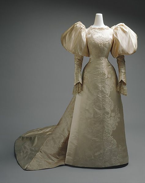 House of Worth Wedding Dress, circa 1896 - those puffed sleeves! House Of Worth, 1890s Fashion, 파티 드레스, Victorian Wedding, Antique Wedding, Wedding Gowns Vintage, Antique Dress, Retro Mode, Costume Institute