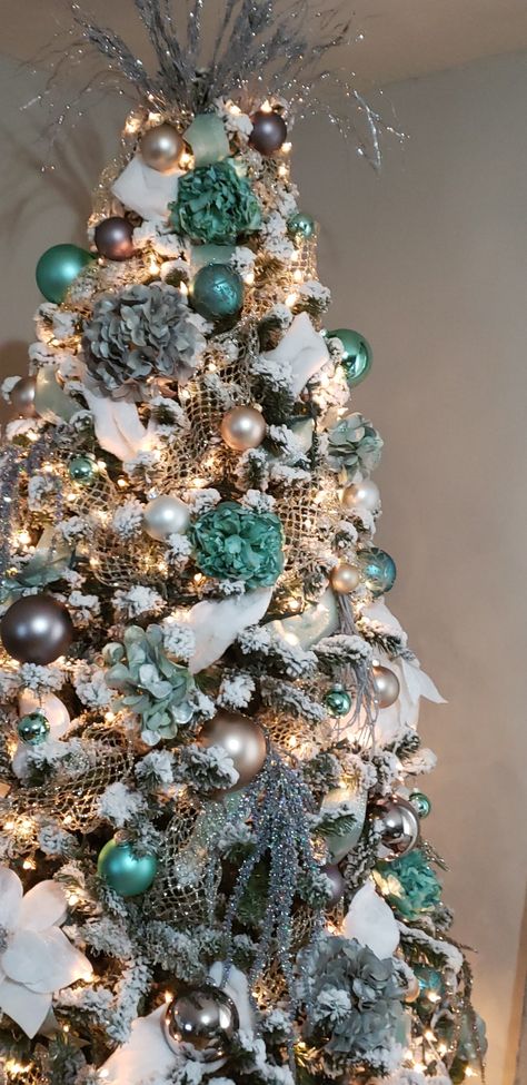 Christmas Tree Inspiration White, Teal Christmas Tree, Champagne Christmas Tree, Teal Christmas, Christmas Tree Decorating Themes, Grey Christmas, Christmas Tree Inspiration, White Christmas Trees, Christmas Outfits