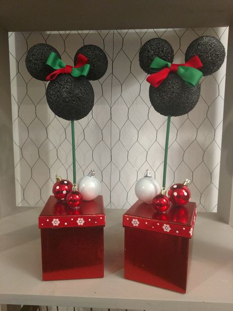 Disney Christmas Centerpieces Diy, Disney Christmas Decorating Ideas, Mickey And Minnie Mouse Christmas Tree, Disney Christmas Theme Decorations, Mickey Mouse Theme Christmas Tree, Mickey Mouse Christmas Party Ideas, Disney Theme Christmas Party, Mickey Mouse Topiary, Disney Christmas Table Decorations