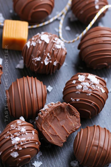 Caramel Truffles Easy, Sea Salt Caramel Truffles, Salted Caramel Chocolate Truffles, Chocolate Caramel Truffles, Milk Chocolate Truffles Recipe, Caramel Truffles Recipe, Salted Caramel Truffles Recipe, Easy Christmas Sweets, Truffles Recipe Easy