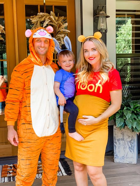 Family Halloween Costume | Maternity Halloween costume | Winnie the Pooh | Disney costume #familyhalloweencostume Pregnant Couple Halloween Costumes, Maternity Halloween Costume, Matching Family Halloween Costumes, Disney Family Costumes, Couple Costumes For Halloween, Maternity Halloween, Family Themed Halloween Costumes, Winnie The Pooh Costume