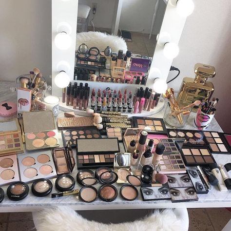 ☼ ☾pinterest | everythingofyou Makeup Collection Goals, Alat Makeup, Permanent Makeup Machine, Cover Girl Makeup, Beauty Vlogger, Glam Room, Makeup Obsession, Luxury Makeup, Makeup Items