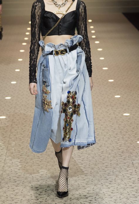 Dolce & Gabbana Fall 2018 RTW Vogue Couture, Jean Jean, Jean Skirts, Jeans Outfit Women, Denim Inspiration, Denim Day, Embellished Denim, Upcycled Fashion, Patched Jeans