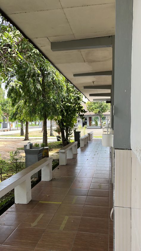 School Yard Aesthetic, Classroom Layout High School, School Campus Design, High School Courtyard, School Courtyard, School Outside, School Exterior, School Building Design, College Architecture