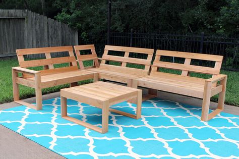 How to make an outdoor sectional out of cedar planks. DIY woodworking plans are available for you to make your own version of this outdoor sectional. Outdoor Sofa Plans, Sofa Area Externa, Outdoor Woodworking Plans, Build Outdoor Furniture, Used Outdoor Furniture, Outdoor Remodel, Outdoor Couch, Pallet Outdoor, Patio Sectional