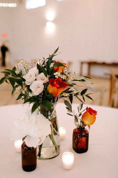 Rust And Greenery Wedding Centerpieces, Amber Vase Centerpiece, Amber Vases Wedding, Amber Centerpiece Wedding Ideas, Amber Glass Wedding Centerpiece, Simple Floral Centerpieces Wedding, Amber Vases Wedding Centerpieces, Fall Wedding Floral Centerpieces, Eclectic Wedding Centerpieces