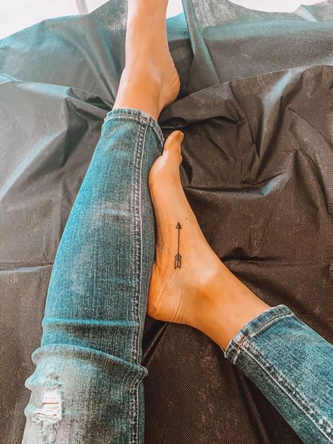 Arrow Tattoo Ankle, Dainty Foot Tattoos For Women, Foot Arch Tattoo, Small Tattoos With Meaning Quotes, Sagittarius Tattoo Designs, Arrow Tattoos For Women, Small Arrow Tattoos, Small Foot Tattoos, Tattoo Foot