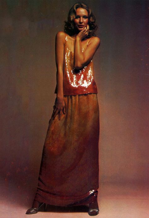 Halston in Playgirl Magazine 1974 Halston Fashion, 70s Fashion Skirt, Halston Vintage, Halston Dress, Bianca Jagger, Fashion 1970s, Elegante Y Chic, Lauren Hutton, Seventies Fashion