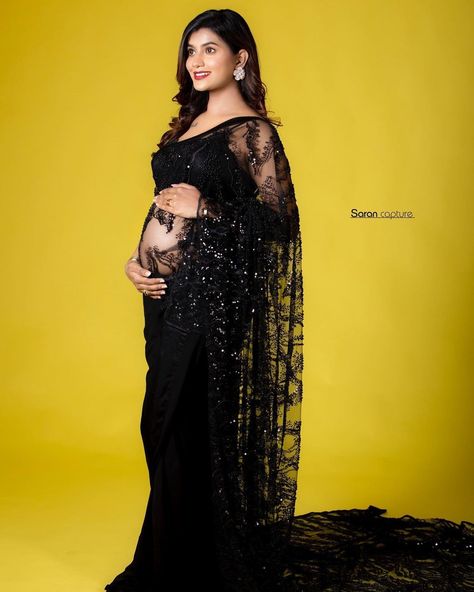 Photoshoot In Saree, Maternity Photography Poses Couple, Maternity Photoshoot Outfits, Beautiful Pregnancy, Maternity Photoshoot Poses, Pakistani Fancy Dresses, Maternity Photography Poses, Saree Designs Party Wear, Saree Photoshoot