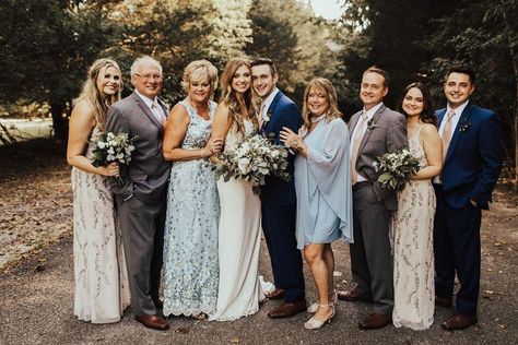 Wedding Photography Poses Family, Family Wedding Pictures, Family Portrait Wedding, Wedding Group Photos, Wedding Party Photography, Family Wedding Photos, Wedding Portrait Poses, Happy Bride, Large Families