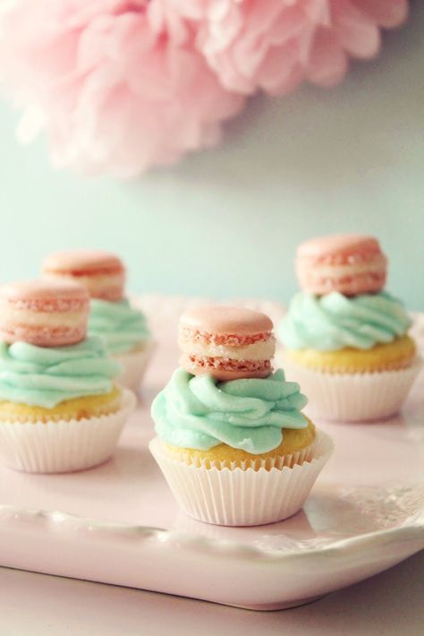 too sweet! this makes me want to attempt macarons. and almost nothing makes me want to attempt macarons. Kue Macaroon, Cake Brownie, Bridal Shower Cupcakes, Icing Design, Cake Mini, French Macaroons, Cupcake Cake, Yummy Cupcakes, Cupcake Cookies