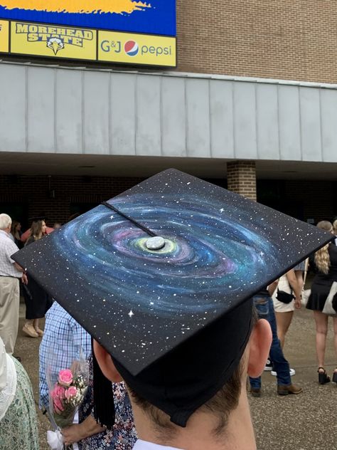 Galaxy Graduation Cap, Grad Cap Painting, Anime Graduation Cap Designs, Space Graduation Cap, Moon Graduation Cap, Seniors Activities, Diy Grad Cap, Caps Ideas, Graduation Cap Decoration Diy