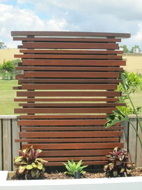 17 Creative Ideas For Privacy Screen In Your Yard Simple Privacy Fence, Fence Gardens, Outdoor Privacy Screen Panels, Landscaping Fence, Backyard Fencing, Fencing Design, Yard Privacy, Diy Privacy Screen, Garden Screens