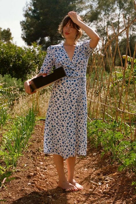 Arielle Dress, Laura Dresses, 2023 Outfits, Flora Dress, Dress With Buttons, Jeanne Damas, French Girl Style, Iconic Dresses, Flowers Print