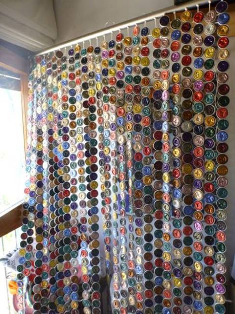 Cómo hacer cortinas con cápsulas Nespresso paso a paso 4 Coffee Pods Art, Paper Curtain, Plastic Bottle Tops, Nespresso Diy, Plastic Bottle Caps, Nespresso Pods, Curtain Styles, Nespresso Capsules, Bottle Cap Art