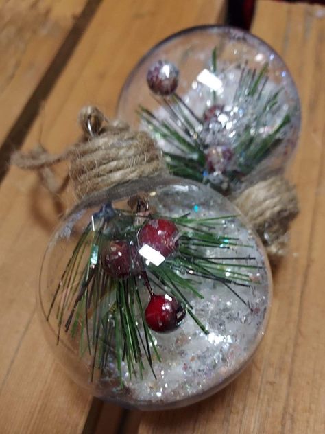 Glass Ornament Filler Ideas, Bauble Filling Ideas, Old Christmas Bulbs Crafts Ideas, Glass Bulb Ornament Ideas, Clear Fillable Ornament Ideas, Fillable Christmas Ornament Ideas, Christmas Bulbs Diy, Clear Christmas Ball Ornament Ideas, Clear Ball Ornament Ideas