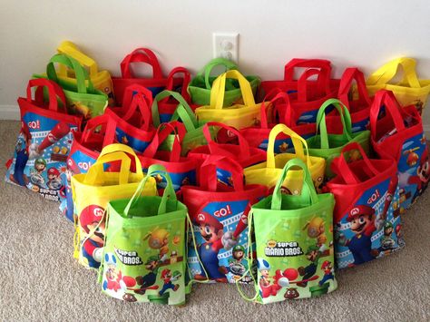 Super Mario brothers party goodie bags in bright fun colors Super Mario Bros Goodie Bags, Mario Loot Bag Ideas, Super Mario Goodie Bag Ideas, Super Mario Goodie Bags, Mario Diy, Goody Bag Ideas, Diy Party Bags, Super Mario Brothers Party, Mario Bros Birthday Party Ideas