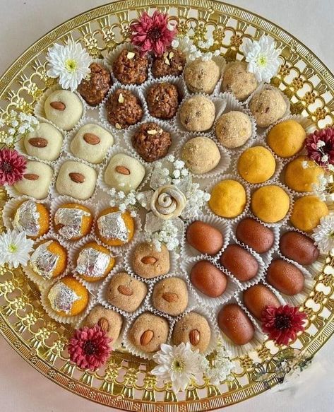 Indian Sweets Box, Wedding Platters, Diwali Snacks, Spicy Snacks Recipes, Diwali Sweets, Diwali Food, Wedding Sweets, Sweet Meat, Wedding Dessert Table