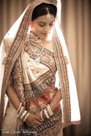 Gujarati Bride in traditional Bridal dress called "Panetar" and traditional real Ivory carved bangles called "haati daant no chudiyo" भारतीय दुल्हन संबंधी, Hairstyles For Indian Wedding, Gujarati Wedding, Saree Draping Styles, Wedding Saree Blouse, Wedding Saree Blouse Designs, Indian Wedding Photos, Indian Bridal Dress, Indian Bridal Wear