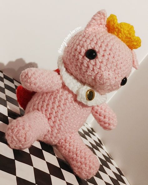 #honeystonebarrow #crochet #crochetdoll #doll #handmade #homemade #pig #technoblade #technobladeplush #technobladedoll #technobladecrochet Pig Technoblade, Stone Bar, Doll Handmade, Crochet Doll, Free Crochet, Knit Crochet, Dolls, Knitting, Crochet