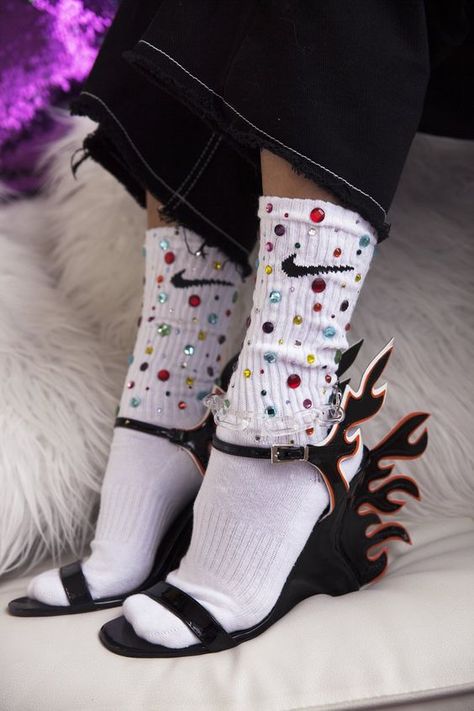 Coolest thing ever Bling Socks, Ropa Upcycling, Green Outfits, Classy Lady, Sock Outfits, Sock Game, Looks Street Style, Manicure Y Pedicure, Chain Anklet