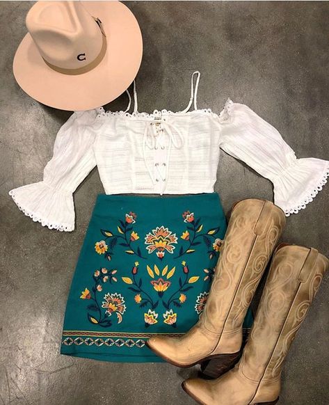 Tops @ale_accessories Hat and boots @elpotrerito Mexican Outfit Ideas, Mexican Cowgirl Outfits, Country Girl Outfits, Jaripeo Outfits, Vaquera Outfits, Cute Cowgirl Outfits, Cowgirl Style Outfits, Fest Outfits, Southern Outfits